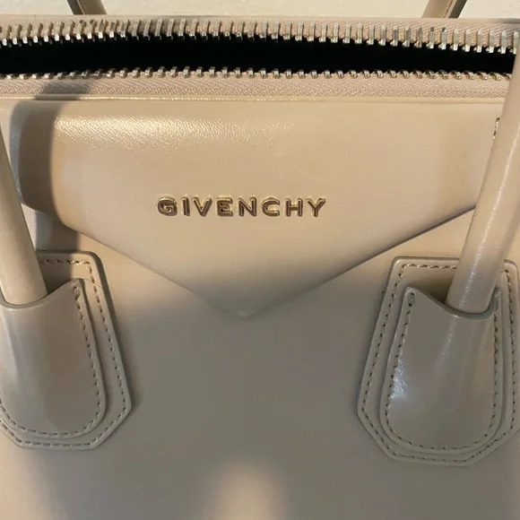 🌟SOLD🌟 Gorgeous EUC MEDIUM ANTIGONA in NUDE! - Picture 8 of 15